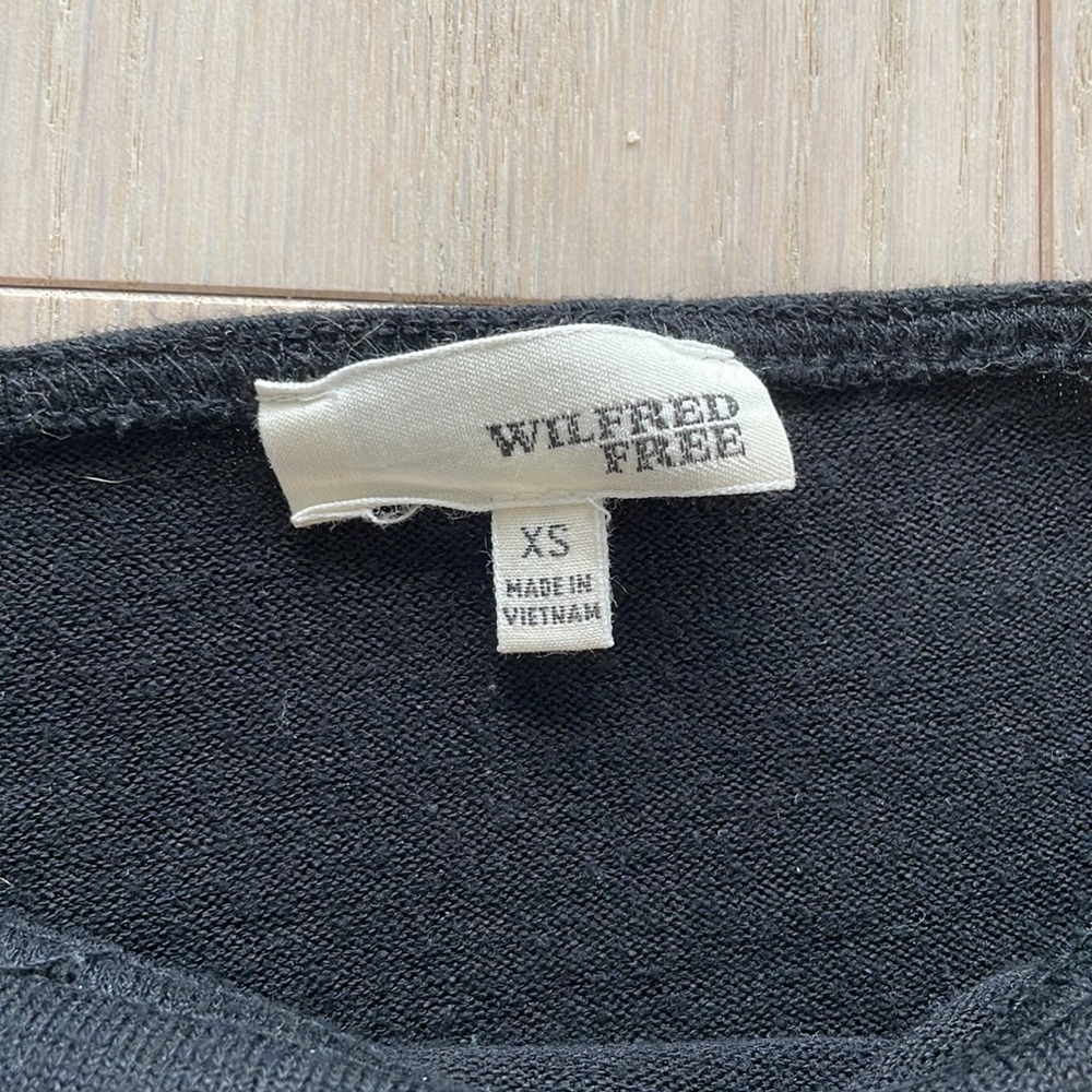 Wilfred Black Off-the-Shoulder Long Sleeve Crop Top - Picture 5 of 7